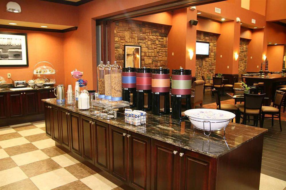 Hampton Inn & Suites Мишън Ресторант снимка