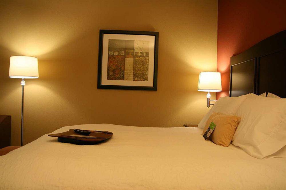 Hampton Inn & Suites Мишън Стая снимка