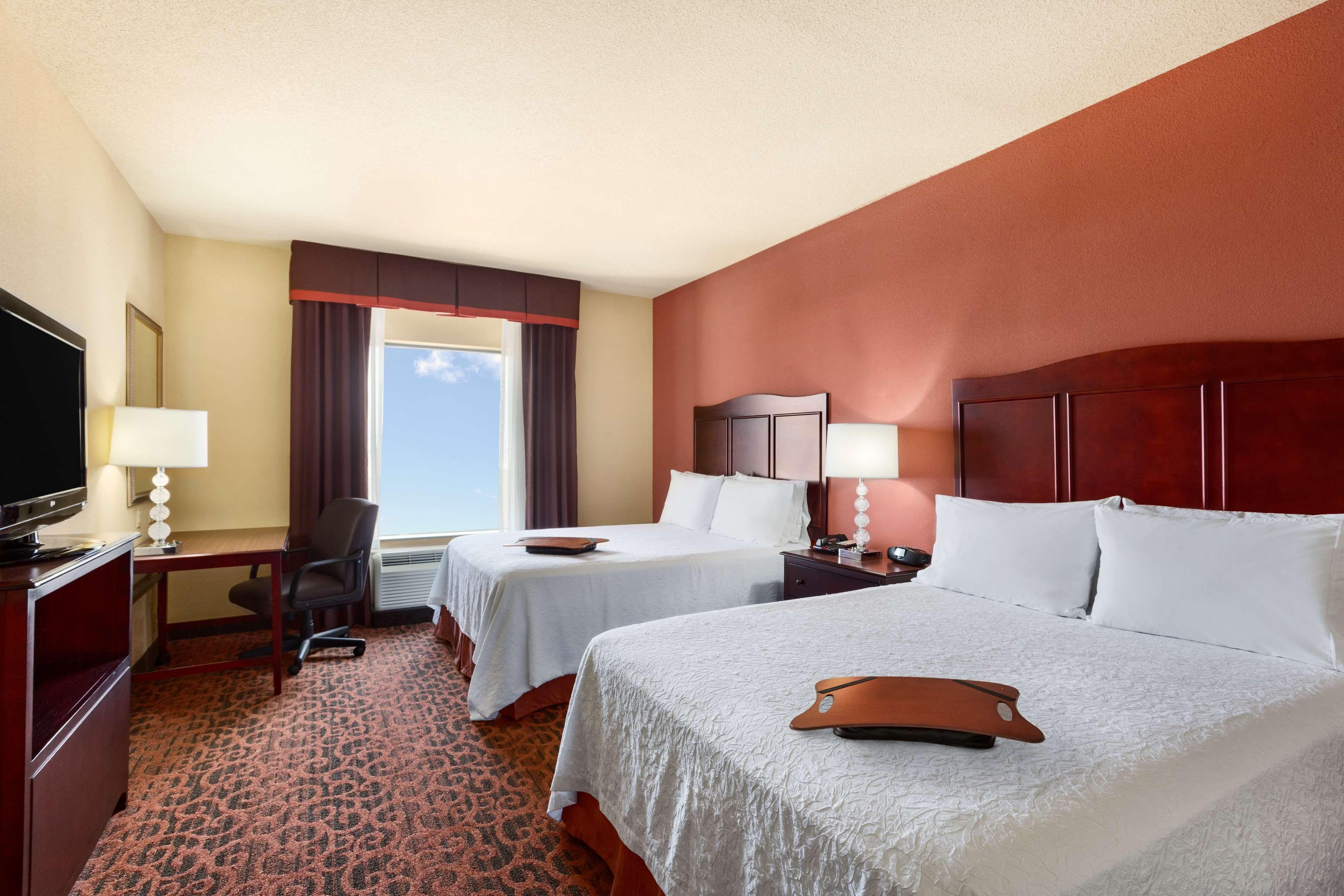 Hampton Inn & Suites Мишън Екстериор снимка