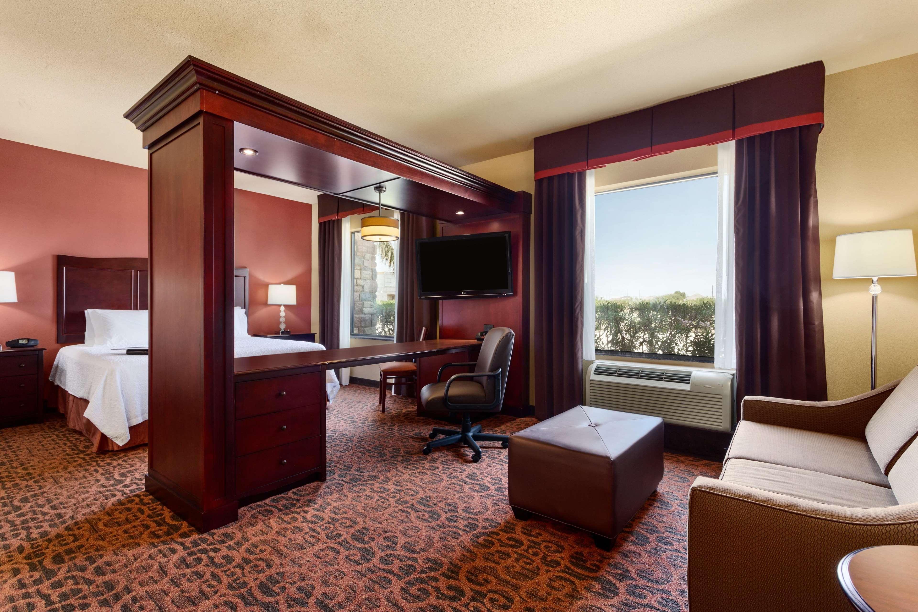 Hampton Inn & Suites Мишън Екстериор снимка