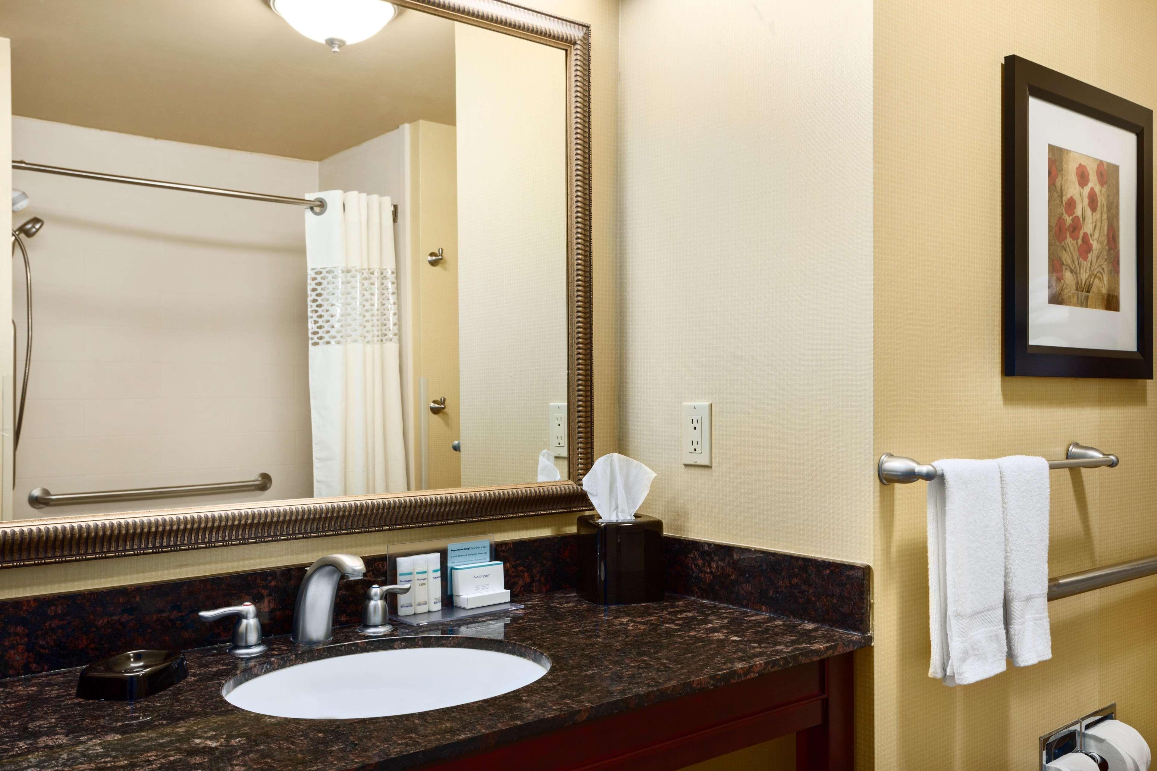 Hampton Inn & Suites Мишън Екстериор снимка