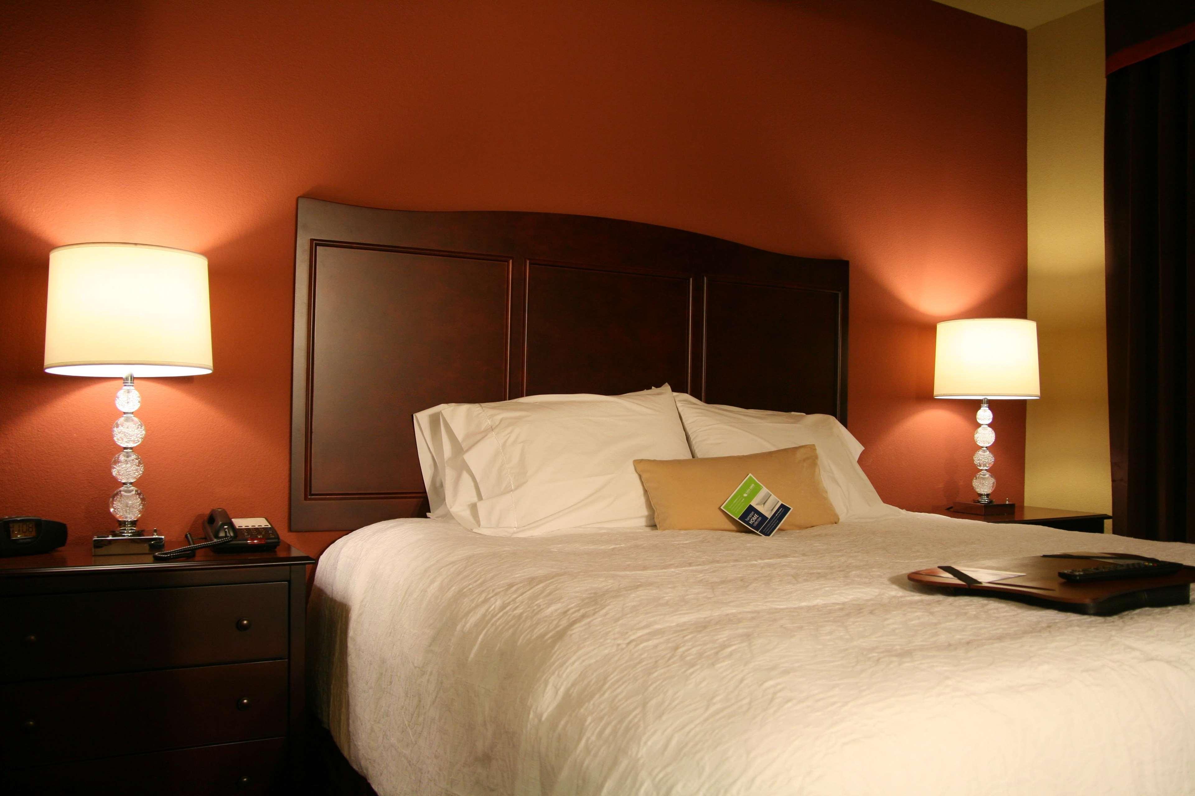 Hampton Inn & Suites Мишън Стая снимка