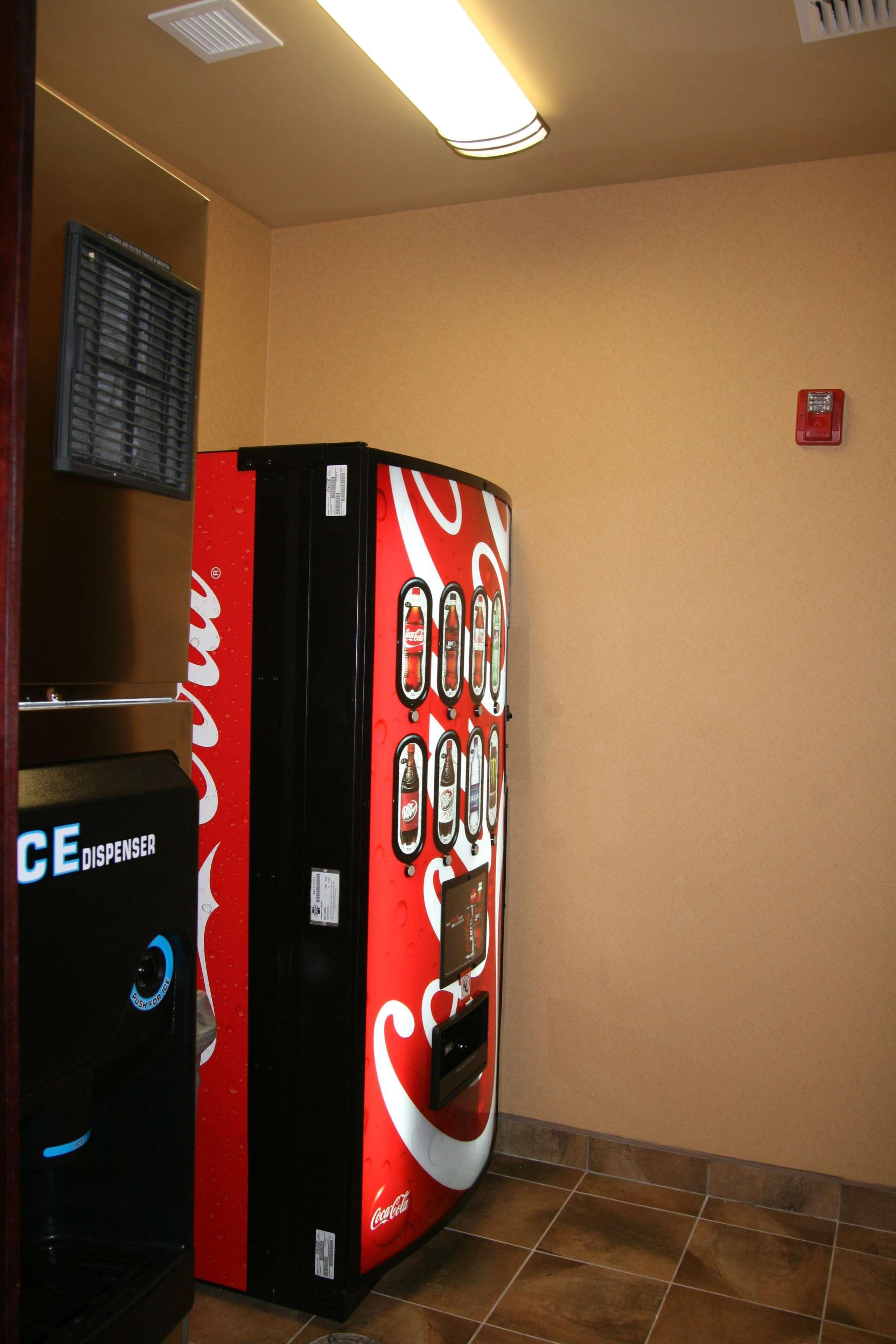 Hampton Inn & Suites Мишън Екстериор снимка