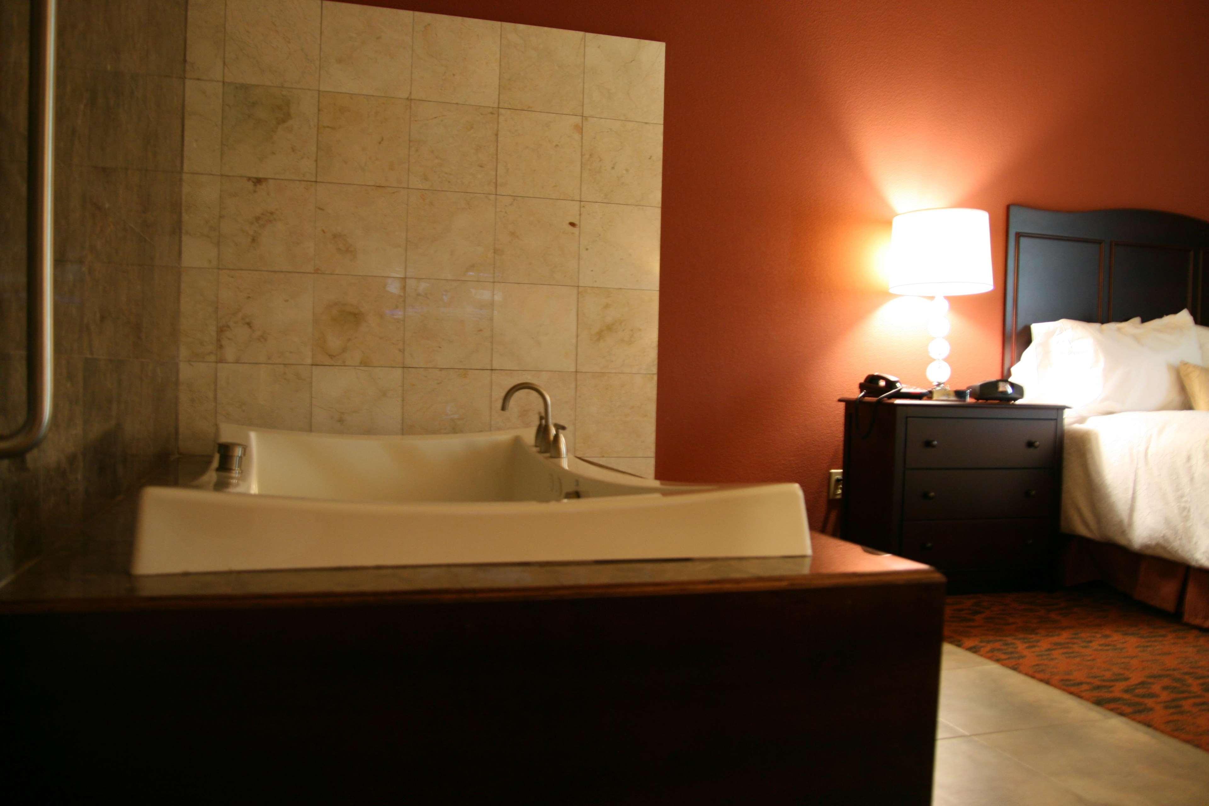 Hampton Inn & Suites Мишън Стая снимка
