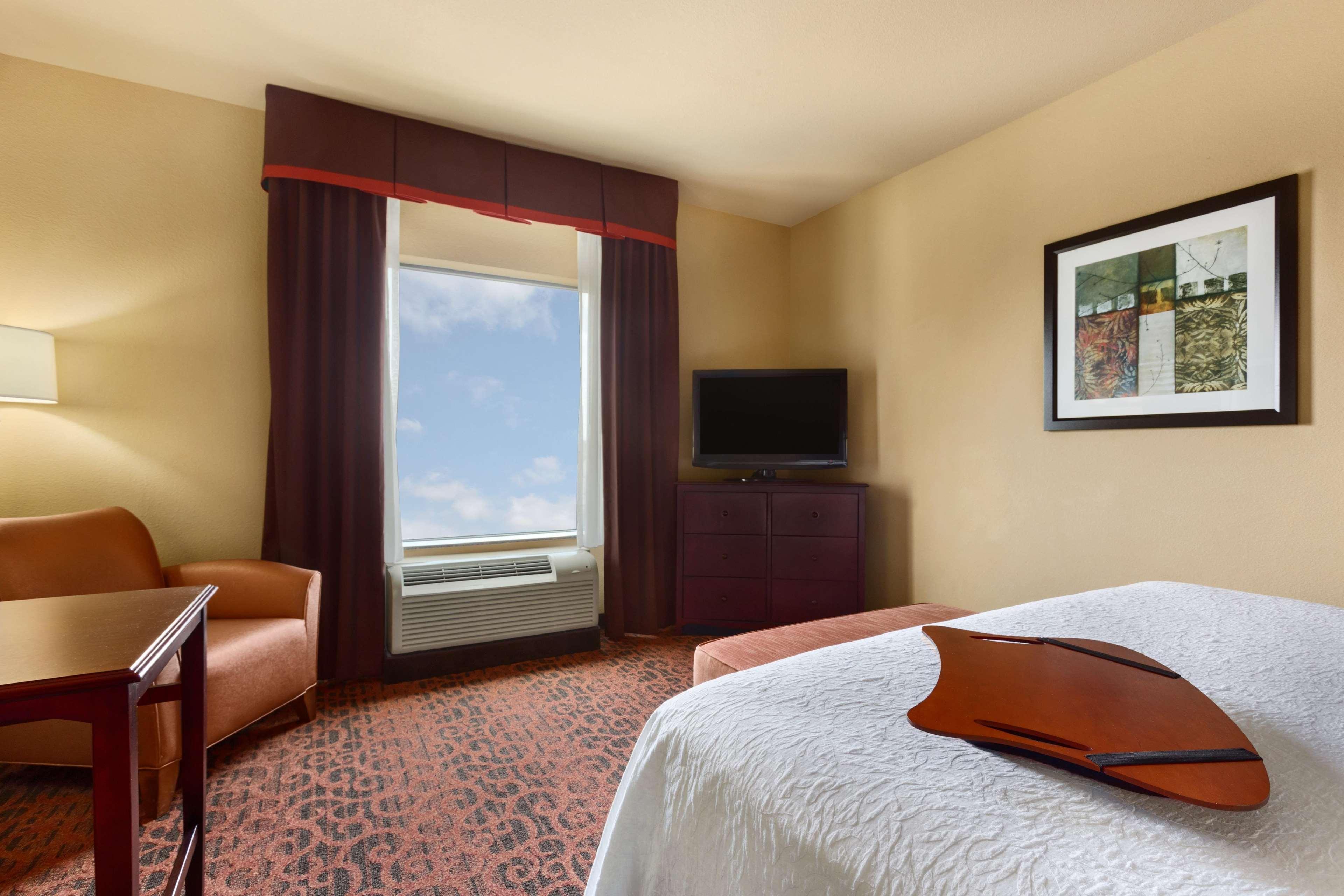 Hampton Inn & Suites Мишън Екстериор снимка