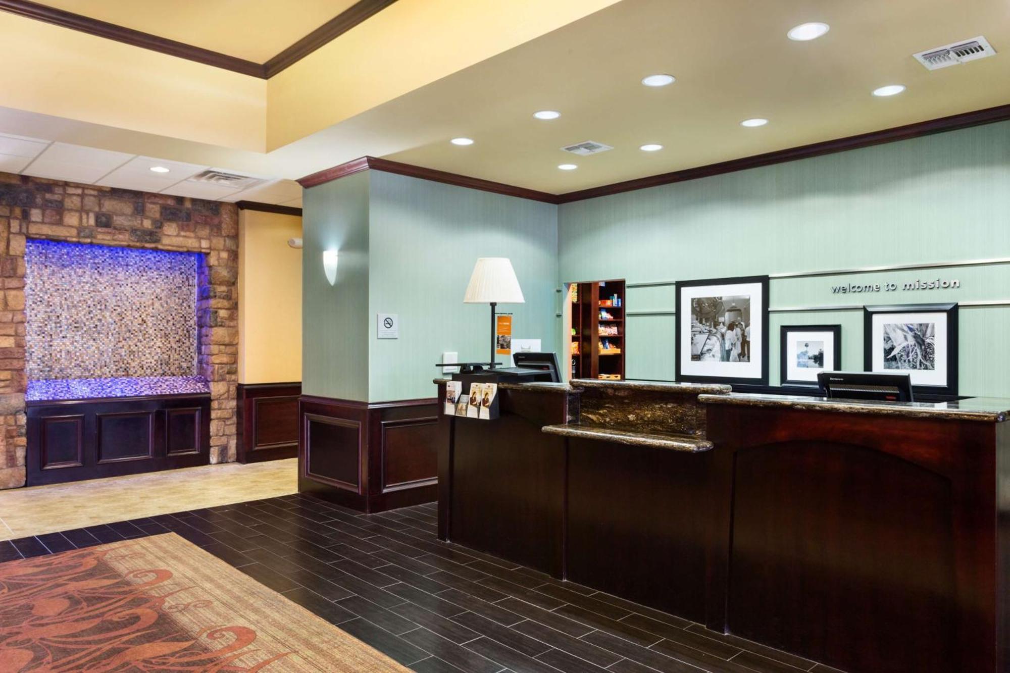 Hampton Inn & Suites Мишън Екстериор снимка