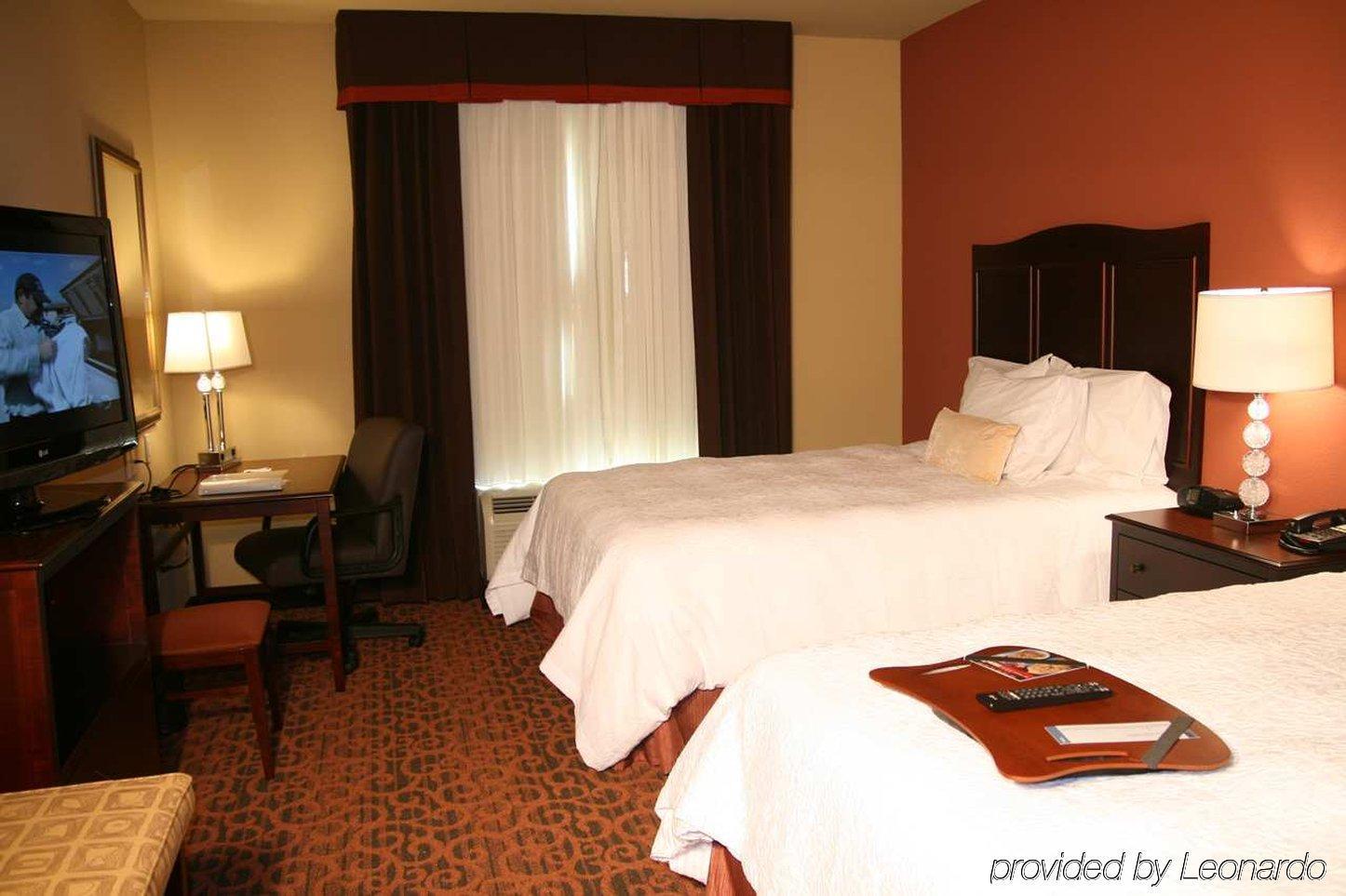 Hampton Inn & Suites Мишън Стая снимка