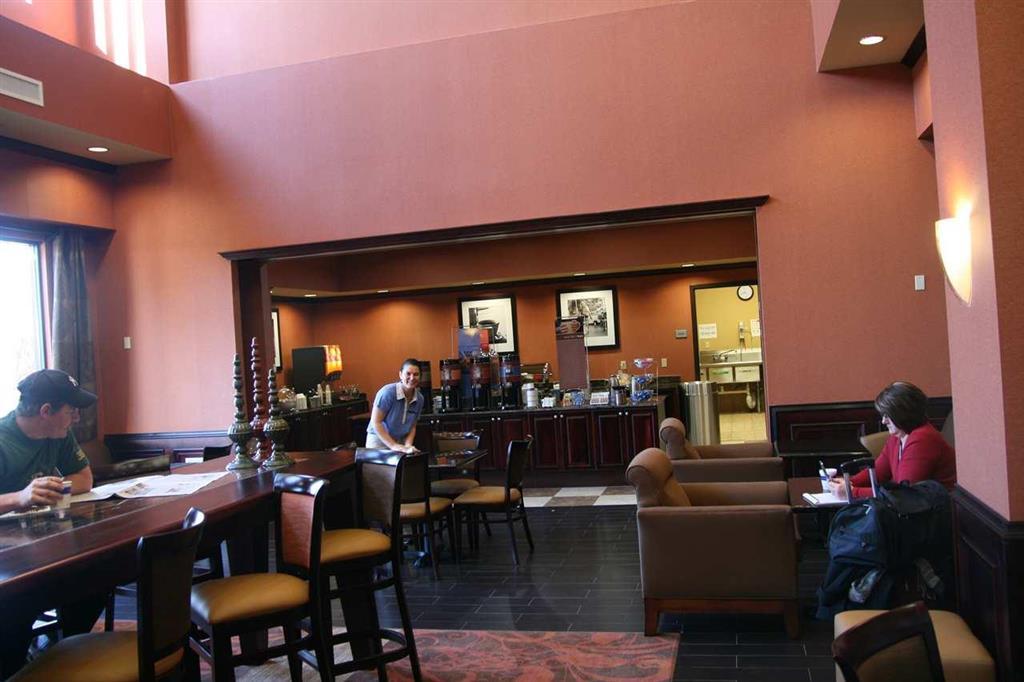 Hampton Inn & Suites Мишън Ресторант снимка