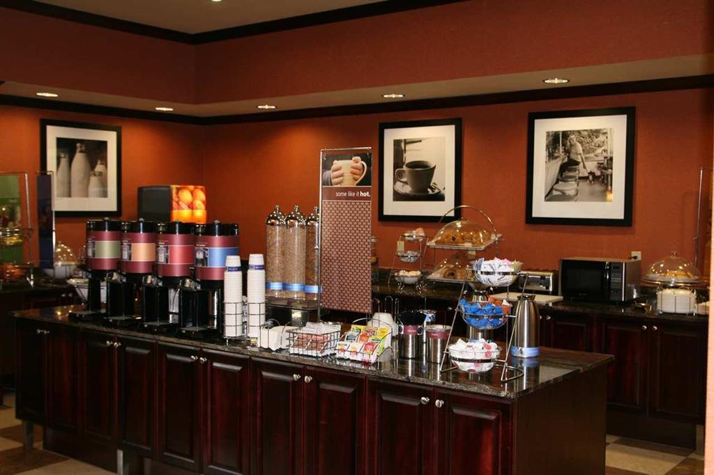 Hampton Inn & Suites Мишън Ресторант снимка
