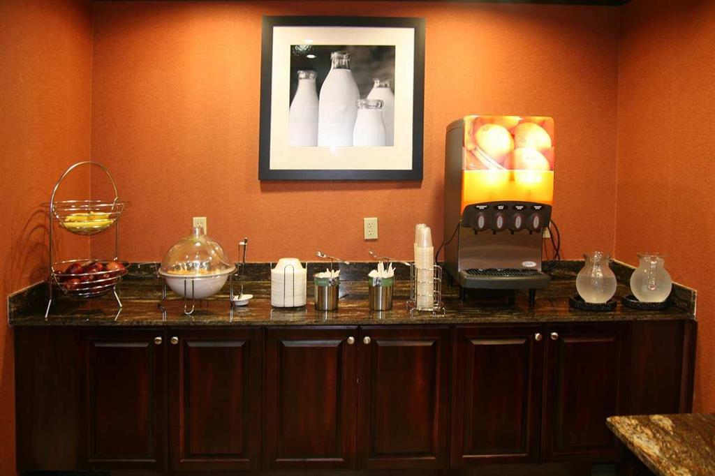 Hampton Inn & Suites Мишън Ресторант снимка