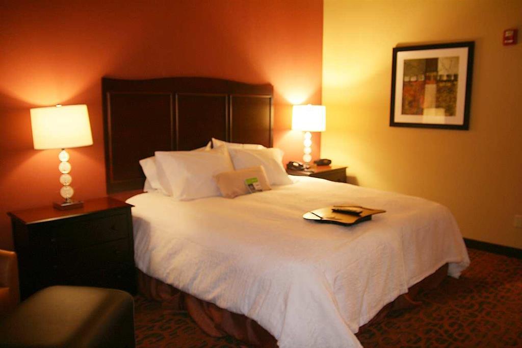 Hampton Inn & Suites Мишън Стая снимка