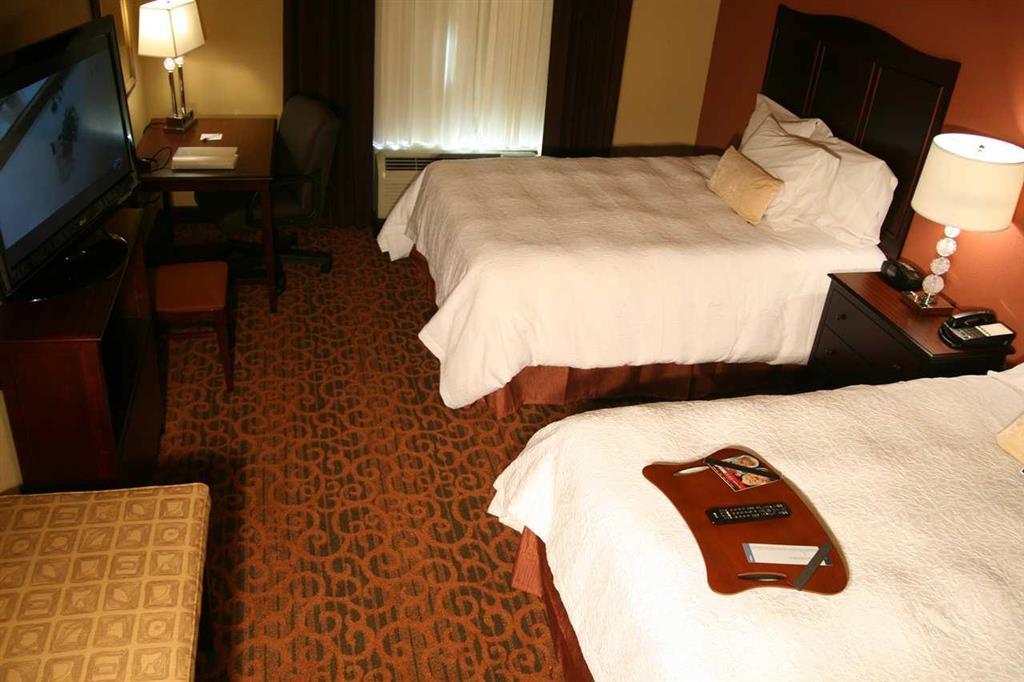 Hampton Inn & Suites Мишън Стая снимка